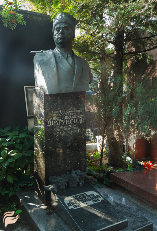 Памятник Давиду Драгунскому