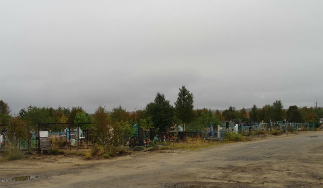 Вид на захоронения Городского кладбища в Заполярном