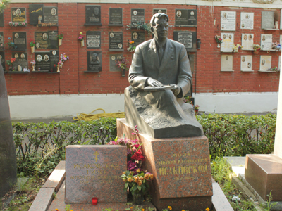 Памятник Михаилу Исаковскому