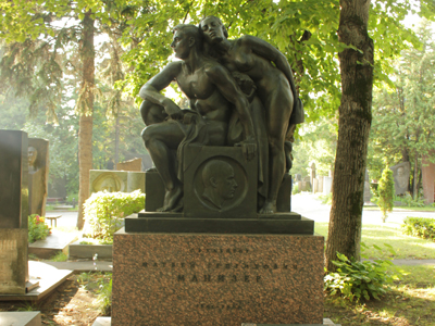 Памятник Елена Янсон-Манизер