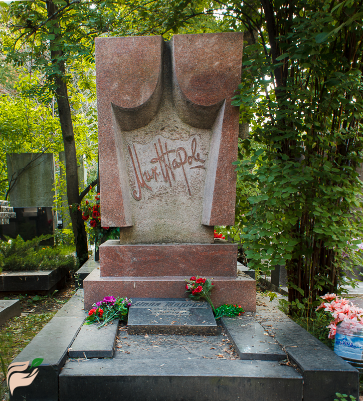 Памятник Михаилу Жарову