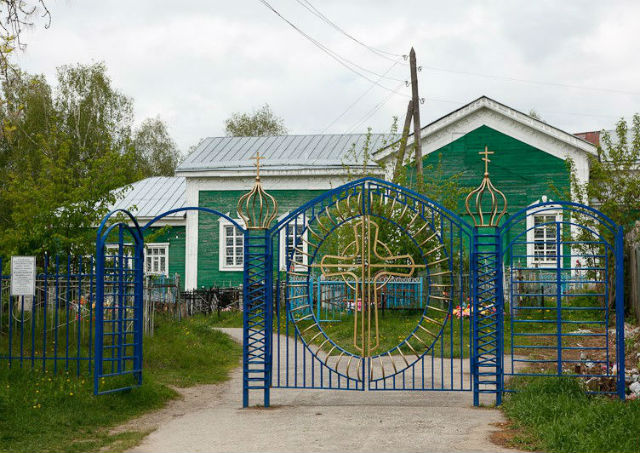 Вход на кладбище и вид на церковь Николая Чудотворца