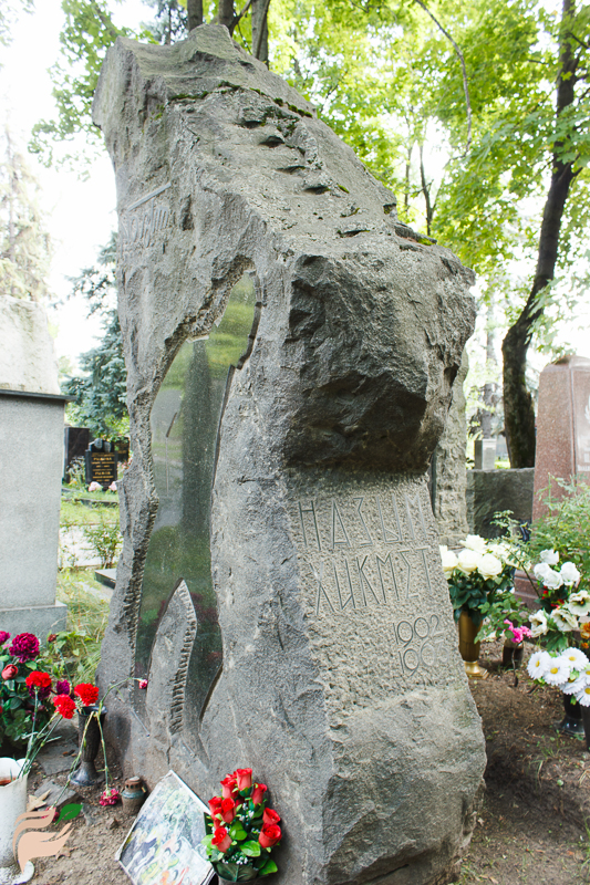 Памятник Назыму Хикмету