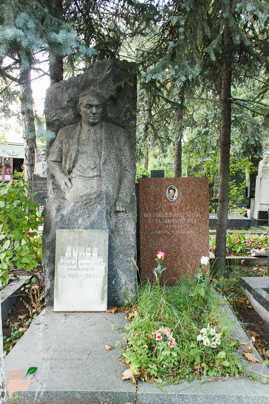 Памятники Леониду Лукову и Вере Шершнёвой