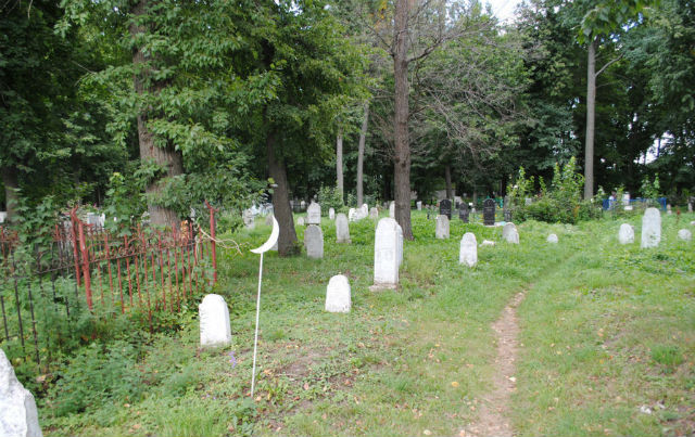 Захоронения на кладбище