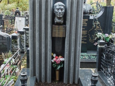 Памятник на могиле Спартака Мишулина