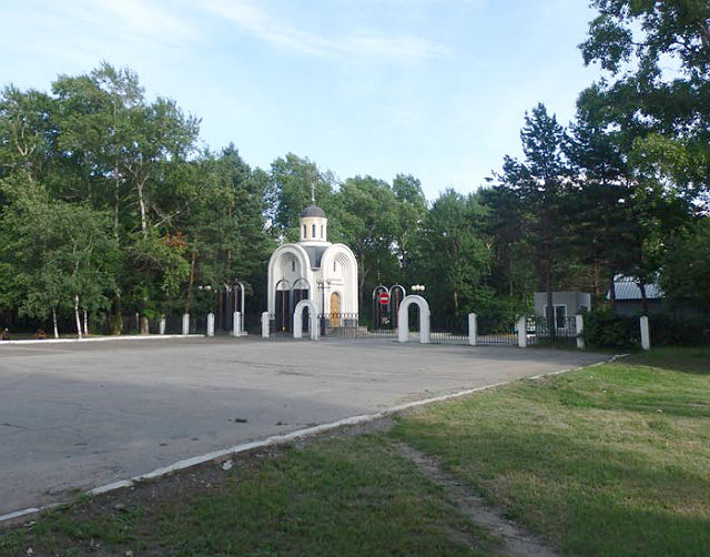 Вход на некрополь и вид на часовню Центрального кладбища