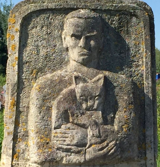 Барельеф на надгробии Юрия Кнорозова